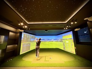 ห้อง Golf Simulator ติดตั้งโปรเจคเตอร์แบบ 3 จอ panoramic สำหรับสนามกอล์ฟเสมือนจริงภายในอาคาร