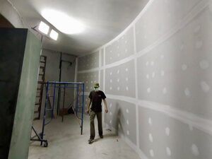 ผนังโค้งสำหรับติดตั้งระบบโปรเจคเตอร์ Immersive Room ระหว่างงานก่อสร้างภายในอาคาร