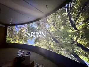 ระบบโปรเจคเตอร์ฉายภาพเต็มผนังโค้งในห้อง Immersive Room พร้อมแสดงภาพเสมือนจริง