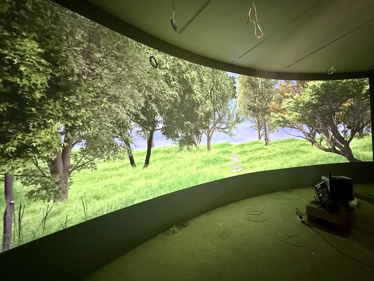 ติดตั้งโปรเจคเตอร์ผนังโค้งขนาดใหญ่สำหรับ Immersive Experience ภายในอาคาร